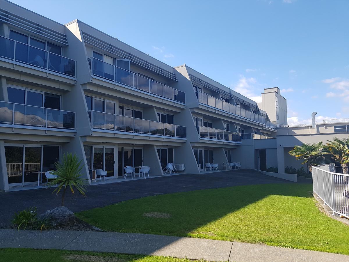 Te Kaha Beach Hotel Exterior photo