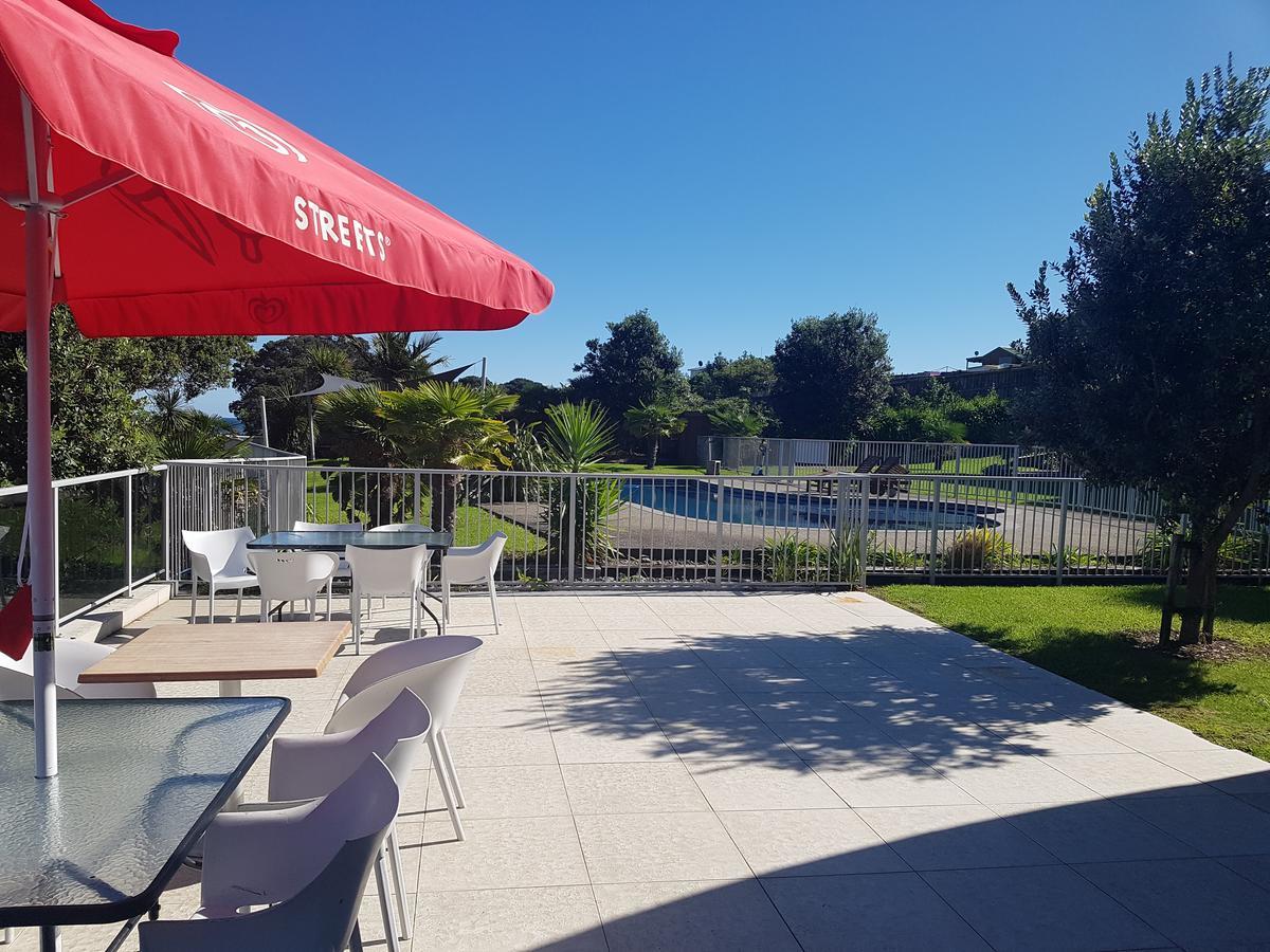 Te Kaha Beach Hotel Exterior photo